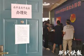 跨区就读的小学毕业生，请带齐证件回户籍地登记图片