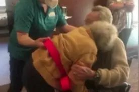 同一养老院却分隔1个月 90岁老夫妻战胜病毒重聚图片