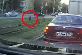 硬核！飞来轮胎就要撞上挡风玻璃 俄罗斯司机下车徒手接住图片