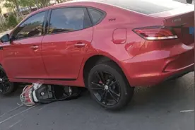 潮州女司机穿高跟鞋醉驾闯红灯，与摩托车相撞致1死！已被刑拘图片