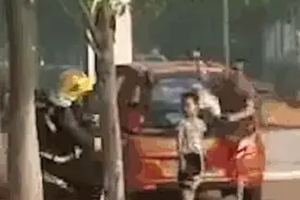 “头盔挡刀”救人消防员晋升一级消防士图片