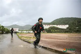 火力全开，武警云南总队雨中展开“魔鬼周”极限训练图片