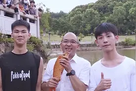 广东河源一高中组织高三师生考前捕鱼加餐吃鱼！寓意鱼跃龙门图片