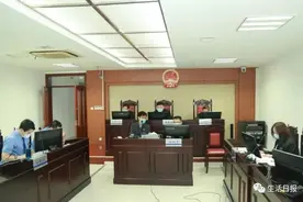 因对前女友不满，济南一男子从10楼上扔下自行车发泄图片