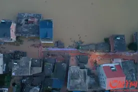 航拍洪水围城的鄱阳县城 民兵小哥哥们向水而行，与时间赛跑图片