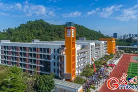深圳龙岗区政府资助学校试点改革：公立学校的全新“打开方式”图片