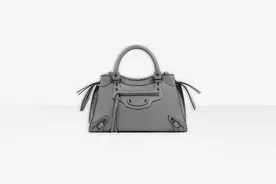 是日美好事物｜巴黎世家为机车包带来二十岁新造型，宇舶表的千禧粉腕表不拘泥性别归属图片