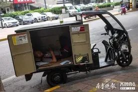 快递小哥的午休图片