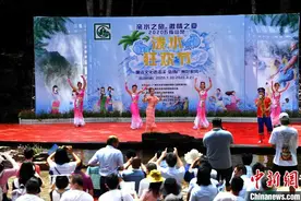 广州持续高温天气屡破纪录 市民泼水狂欢图片