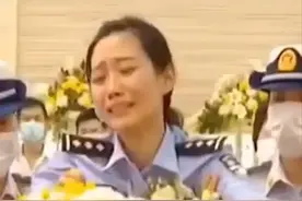 泪目！抗洪烈士妻子含泪敬礼送别丈夫：我会好好把孩子带大图片