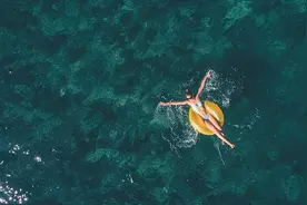 游个泳，耳朵开始淌“黄水”！夏季护耳朵，听听中医怎么说图片