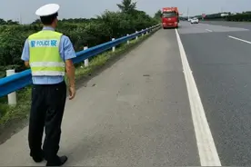 半挂车行驶中爆胎，错误的操作面临的是严厉的处罚教育图片