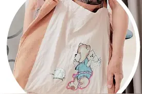 79岁老人利用旧衣服、碎布头 自制环保布袋图片