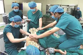骨科医生跪着为百岁老人做手术图片