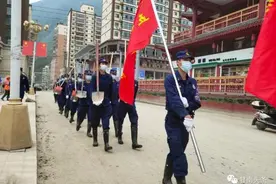抗洪一线，消防员背后的故事图片