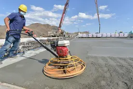 新疆巴里坤：奋战京新高速公路建设“最后一公里”图片