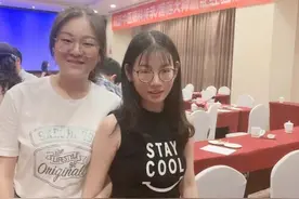 成都中医药学生跪地救人：没能救过来，转身离开瞬间哭了图片