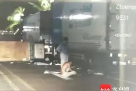 海口一小货车撞上路边货车侧翻致3人死亡图片