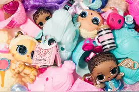 英美风靡的盲盒娃娃浸水后竟浮现情趣内衣？?家长震怒：保护孩子图片