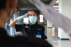 济钢保安公司：军事化管理提升济南地铁安检服务图片