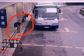 坐大巴途中行李箱“不翼而飞”民警碾转两地寻找归还失主图片