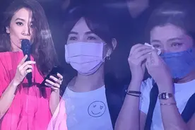 Hebe演唱会上朗读《10年情书》，Selina与Ella哭成泪人图片