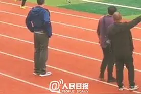 小小暖男！职工运动会上小学生陪妈妈跑步图片