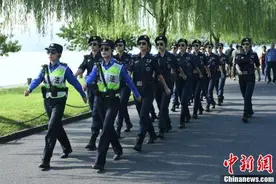 杭州西湖女子巡逻队中秋国庆假期首日巡逻“双西图片