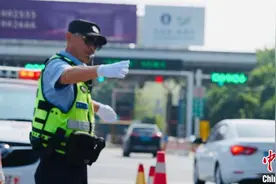 长假首日部分高速现“堵”局 江苏无锡临时关闭多个收费站图片