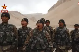 致敬！海拔5400米，河谷守防官兵唱响《祖国不会忘记》图片