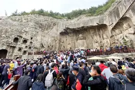 你摸我也摸 龙门石窟千年佛像被游客摸出包浆？图片