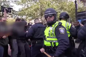 美国街头现惊悚一幕：示威者当街焚烧星条旗，还拿“心脏”喝血图片