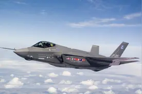 美军为F-35研发极地生存背包 帮助跳伞飞行员在极地生存图片