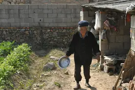 百岁老人谈养生｜自己种菜吃，柴火铁锅做饭，日照百岁老人爱喝茶图片