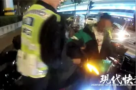 外卖小哥未戴头盔被交警查处，竟叫嚣：“今天就要闯卡怎么了？”图片