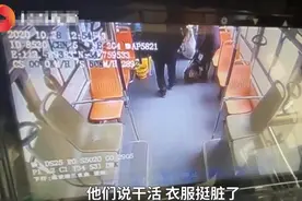 郑州四位农民工怕弄脏椅子坐地上被司机请回，这一幕太暖了图片