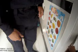 杭州2岁伢儿踉跄学步 小手卡进门缝！民警拿来救援装备把大家吓了一跳图片