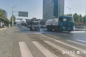 洒水车碰到行人不关水，城市管理局：加强管理图片