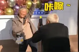又相信爱情了！老爷爷下蹲20分钟给奶奶拍照图片