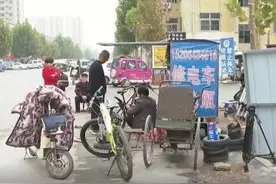 菏泽市巨野县：身残志坚的修车匠图片