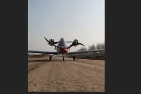 农民自制飞机在乡间土路上试飞被围观，曾造过一架并试飞成功图片