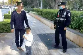 昆明特警一天“捡”到3个娃，家长在餐馆吃饭毫不知情图片