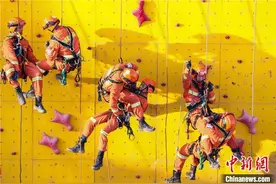 甘肃消防员化身“蜘蛛侠”空中训练绳索救援图片
