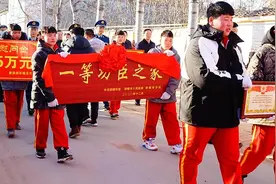 一等功喜报送到家 英雄王建东载誉归来图片