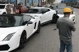 一豪华婚车队连环追尾，多辆超跑受损图片