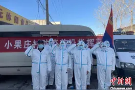 石家庄小果庄村战“疫”一线警员：穿防护服睡觉 不敢多喝水图片