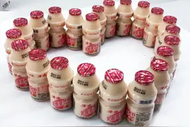 要过年了，兄弟给我捎了些贵州特产，里面有两排东莞石龙产的津威…图片