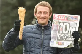 英国男子发现35厘米长大萝卜 正在研究怎么吃图片