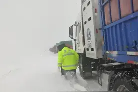 你坐在“雪洞”里笑了，我却看哭了……图片