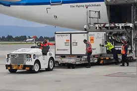 首批中国疫苗运抵哥伦比亚 哥总统出席疫苗接收仪式图片